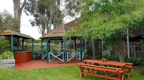 Hepburn Springs Motor Inn | Victoria - Daylesford (ve civarı) - Hepburn Springs