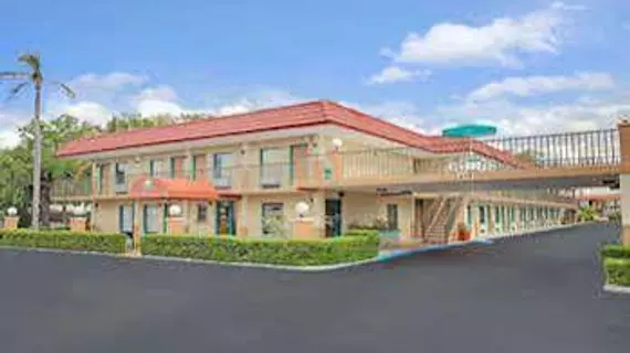 Days Inn Clearwater/Central | Florida - St. Petersburg - Clearwater (ve civarı) - Clearwater