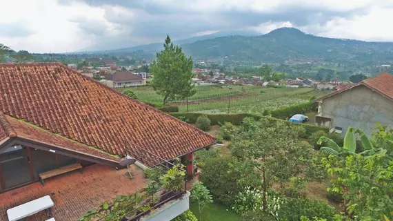 Vila Bunga Merah Gelatik | West Java - Bandung (ve civarı) - Lembang