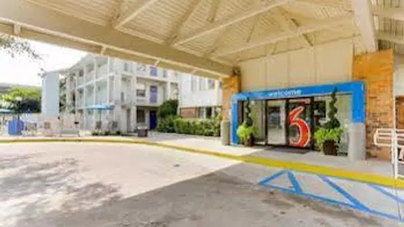 Motel 6 Houston West | Teksas - Houston (ve civarı) - Houston - Hunters Creek Village - Memorial