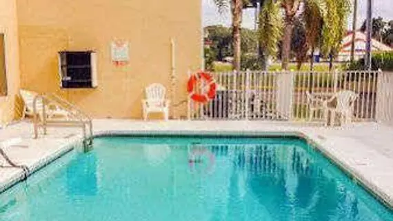 Ramada by Wyndham Zephyrhills | Florida - Tampa (ve civarı) - Zephyrhills