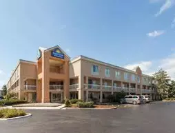 Days Inn & Suites by Wyndham Warren | Michigan - Detroit (ve civarı) - Warren