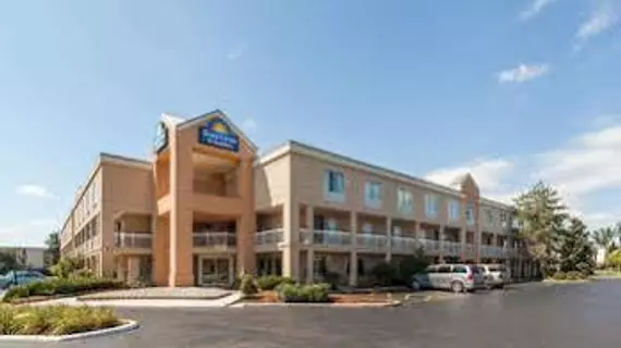 Days Inn & Suites by Wyndham Warren | Michigan - Detroit (ve civarı) - Warren