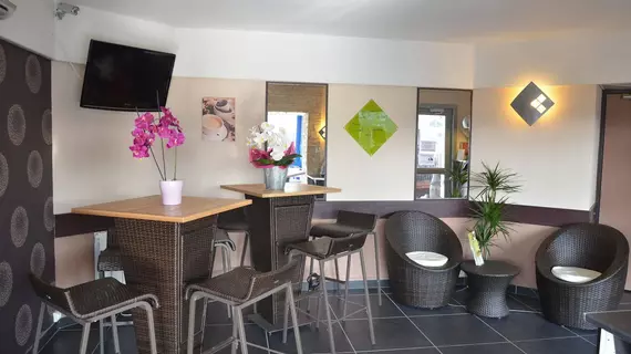 Hotel Macon la Salle | Bourgogne-Franche-Comte - Saone-et-Loire (bölge) - Saint-Albain