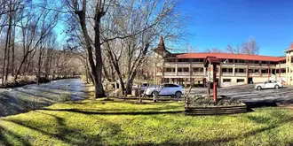 Riverbend Motel & Cabins