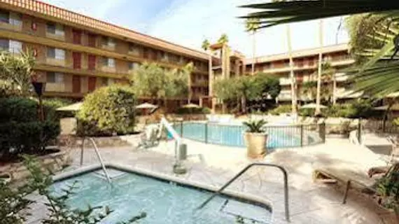 Embassy Suites by Hilton Phoenix Airport | Arizona - Phoenix (ve civarı) - Phoenix