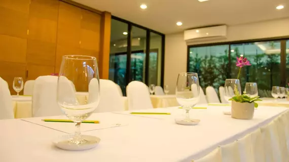 Crystal Jade Hotel and Service Apartment | Rayong İli - Rayong