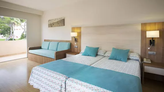 Invisa Hotel Club Cala Blanca | Balearic Adaları - İbiza Adası - Santa Eulalia del Rio - Es Figueral Beach