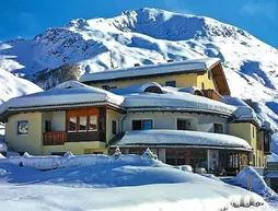 Hotel Alpenjuwel | Trentino-Alto Adige - Güney Tirol (il) - Curon Venosta