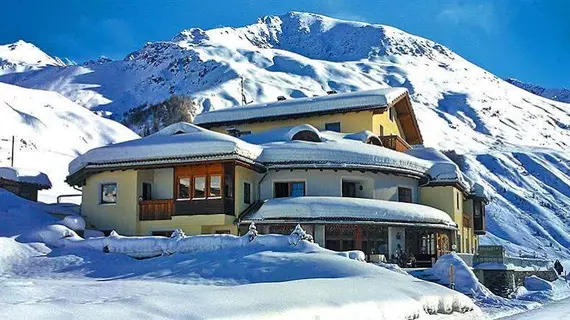 Hotel Alpenjuwel | Trentino-Alto Adige - Güney Tirol (il) - Curon Venosta