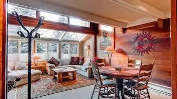 International Village in Warm Springs by Alpine Lodging | Idaho - Sun Valley (ve civarı) - Ketchum