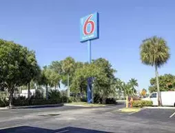 Motel 6 Lantana | Florida - Palm Beach - Batı Palm Beach (ve civarı) - Lantana