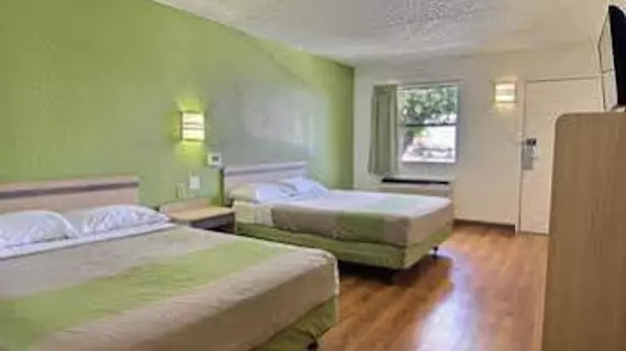 Motel 6 Austin CentralSouth/Univ of TX | Teksas - Austin (ve civarı) - Austin - North Loop