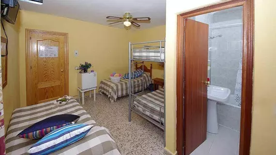 Hostal Azahara | Andalucia - Malaga İli - La Axarquía - Nerja