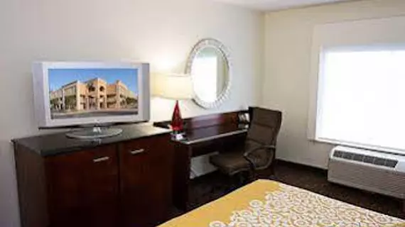 Days Inn and Suites Greenville | Güney Karolayna - Greenville - Spartanburg (ve civarı) - Greenville