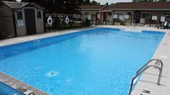 J & J Motel | Ontario - Barrie - Orillia (ve civarı) - Wasaga Plajı