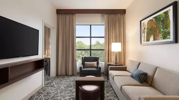 Embassy Suites by Hilton San Antonio Brooks and Spa | Teksas - San Antonio (ve civarı) - San Antonio - Southside