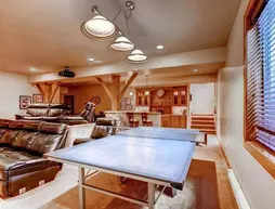 Trot SkiHouse Main Street Private Home by Pinnacle Lodging | Kolorado - Summit İlçesi - Breckenridge - Breckenridge Tarihi Bölgesi