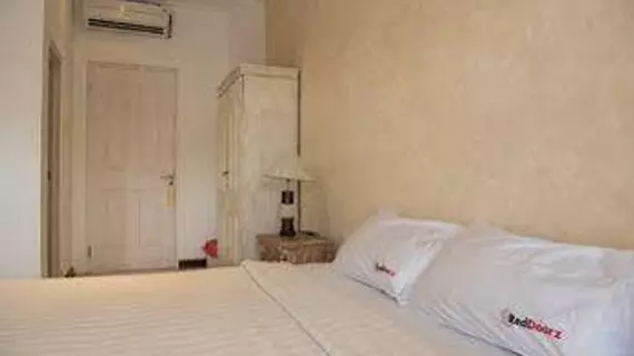 RedDoorz Plus near Batubelig Beach | Bali - Badung - Seminyak - Batubelig