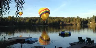 Cottage Lake Tree House Bed and Breakfast