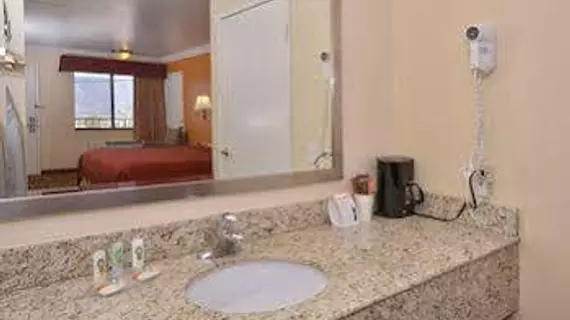 Quality Inn Lake Elsinore | Kaliforniya - Riverside County - Temecula (ve civarı) - Lake Elsinore