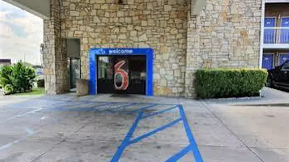 Motel 6 Austin CentralSouth/Univ of TX | Teksas - Austin (ve civarı) - Austin - North Loop