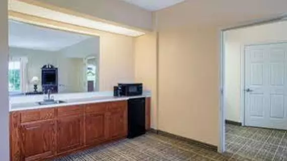 Baymont Inn and Suites Lafayette Airport | Louisiana - Lafayette (ve civarı) - Lafayette