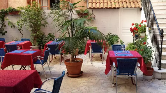 Hotel Le Lys | Provence - Alpes - Cote d'Azur - Var - Cannes (ve civarı) - Antibes