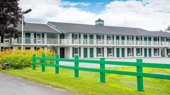 Colonnade Inn | Vermont - Lyndonville - Lyndon