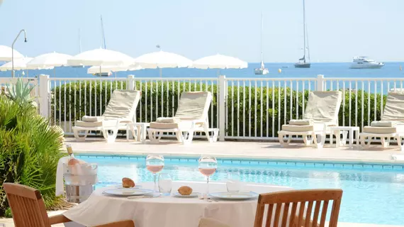 Hotel Giraglia | Provence - Alpes - Cote d'Azur - Var - Sainte-Maxime - Saint-Tropez (ve civarı) - Grimaud - Grimaud Limanı