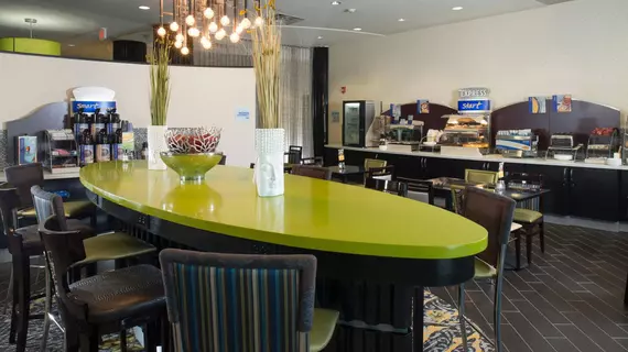 Holiday Inn Express & Suites Kansas City Airport | Missouri - Kansas City (ve civarı) - Kansas