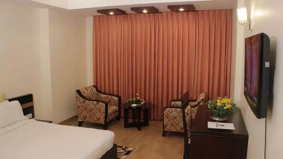 Hotel Softel Plaza | Uttarkand - Dehra Dun Bölgesi - Dehradun