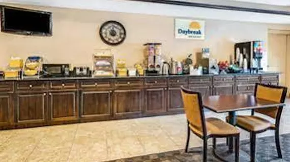 Days Inn and Suites Jeffersonville IN | Indiana - Jeffersonville - Clarksville (ve civarı) - Jeffersonville