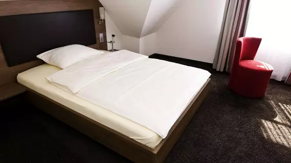 Hotel Schwanen | Baden-Wuerttemberg - Rems-Murr-Kreis - Stuttgart (ve civarı) - Köngen