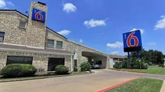 Motel 6 Austin CentralSouth/Univ of TX | Teksas - Austin (ve civarı) - Austin - North Loop