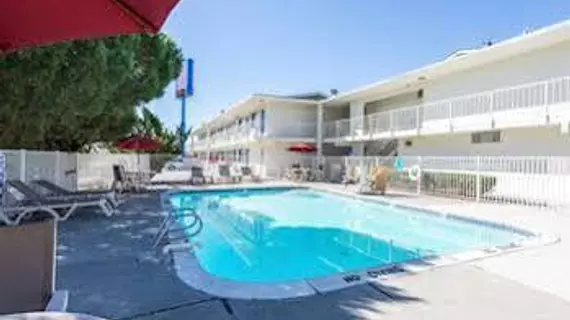 Motel 6 Reno West | Nevada - Pyramid Lake Kızılderili Bölgesi - Reno (ve civarı) - Reno