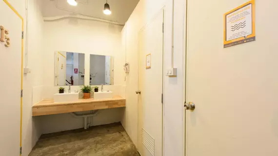 Warm White Hostel | Bangkok - Talat Yot