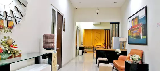 RedDoorz near Plaza Marina | Doğu Cava - Surabaya