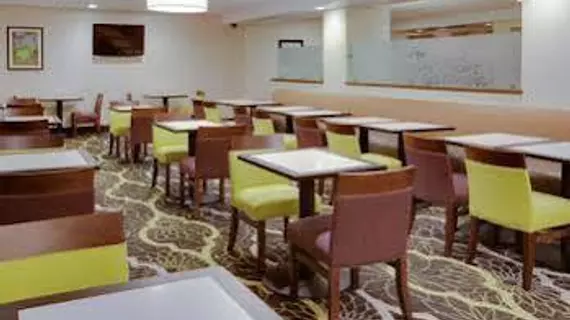 La Quinta Inn & Suites Springfield | Massachusetts - Springfield (ve civarı) - Springfield