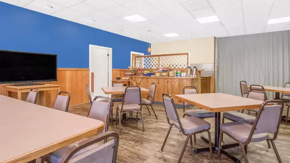 Days Inn Jefferson | Kuzey Karolayna - Boone (ve civarı) - Jefferson