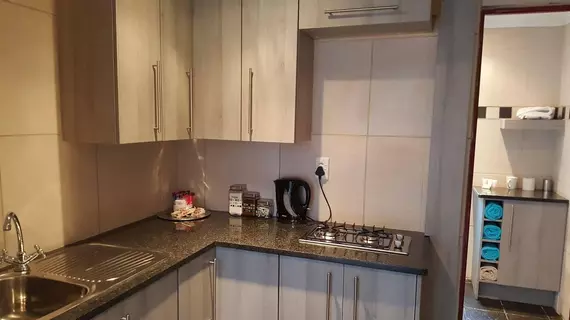 Homestay Travel Guest House | Gauteng - City of Tshwane - Johannesburg (ve civarı) - Roodepoort