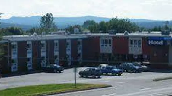 Mount Peyton Hotel | Newfoundland and Labrador - Newfoundland - Grand Falls - Windsor