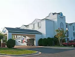 Charlevoix Inn & Suites