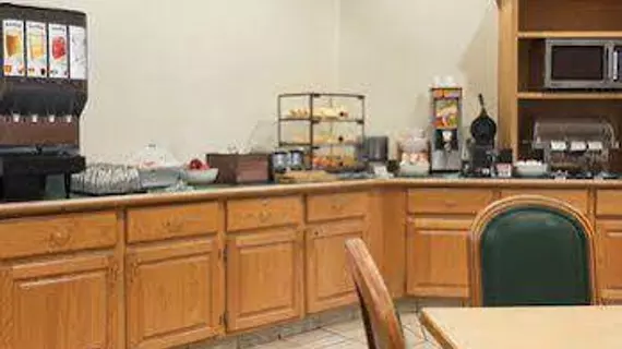 Country Inn & Suites Salina | Kansas - Salina (ve civarı) - Salina