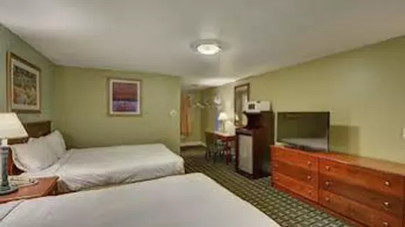 Colonial Motel and Spa | Vermont - Windham County - Brattleboro