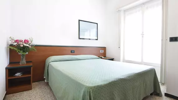 Albergo Adriana | Liguria - Savona (il) - Celle Ligure