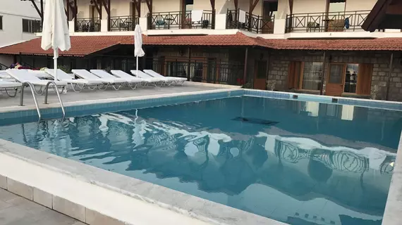 Continental Hotel | Ege Adaları - Kilimli (Kelemez) - Massouri