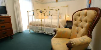 The Lodge on Elizabeth Bed & Breakfast