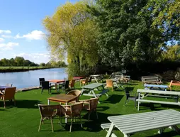 The Riverside | Gloucestershire (kontluk)