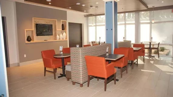 Holiday Inn Express and Suites Decatur | Alabama - Huntsville (ve civarı) - Decatur